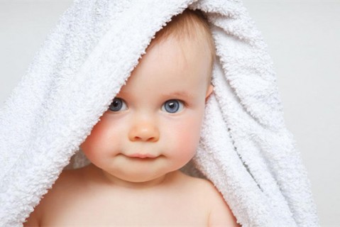 初乳很黄是不是不干净不可以喝？母乳怎么喂养合肥捐卵宝宝？